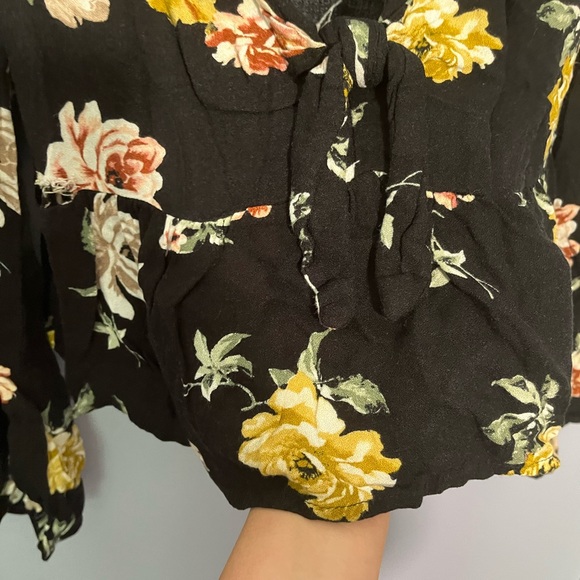 🦋Floral long sleeve top🦋 - Picture 2 of 4
